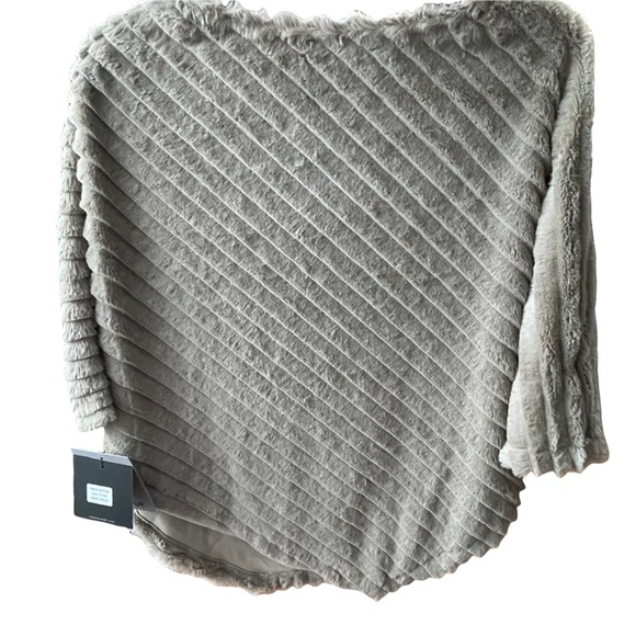 Andrew Marc faux fur poncho size S/M - Picture 4 of 10